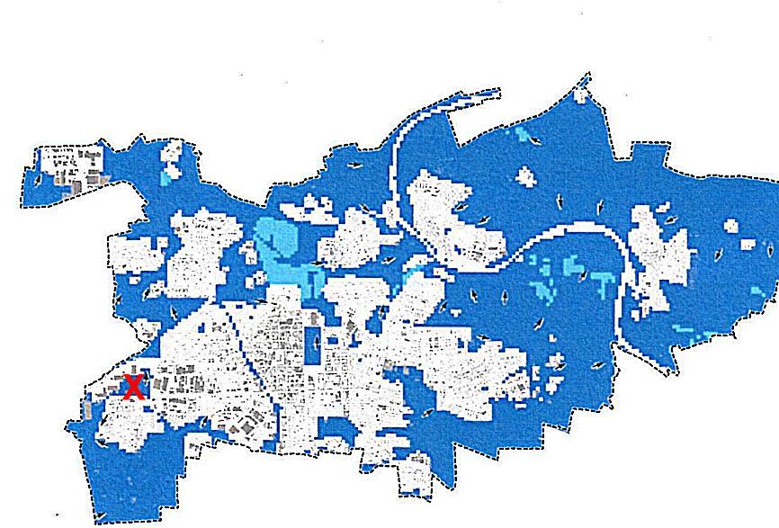 Plan von Ludwigsburg im KLiK: blaue Flächen sind Kaltluftentstehungsgebiete; das rote Kreuz zeigt die Lage der Kleingartenanlage Fromannkaserne.